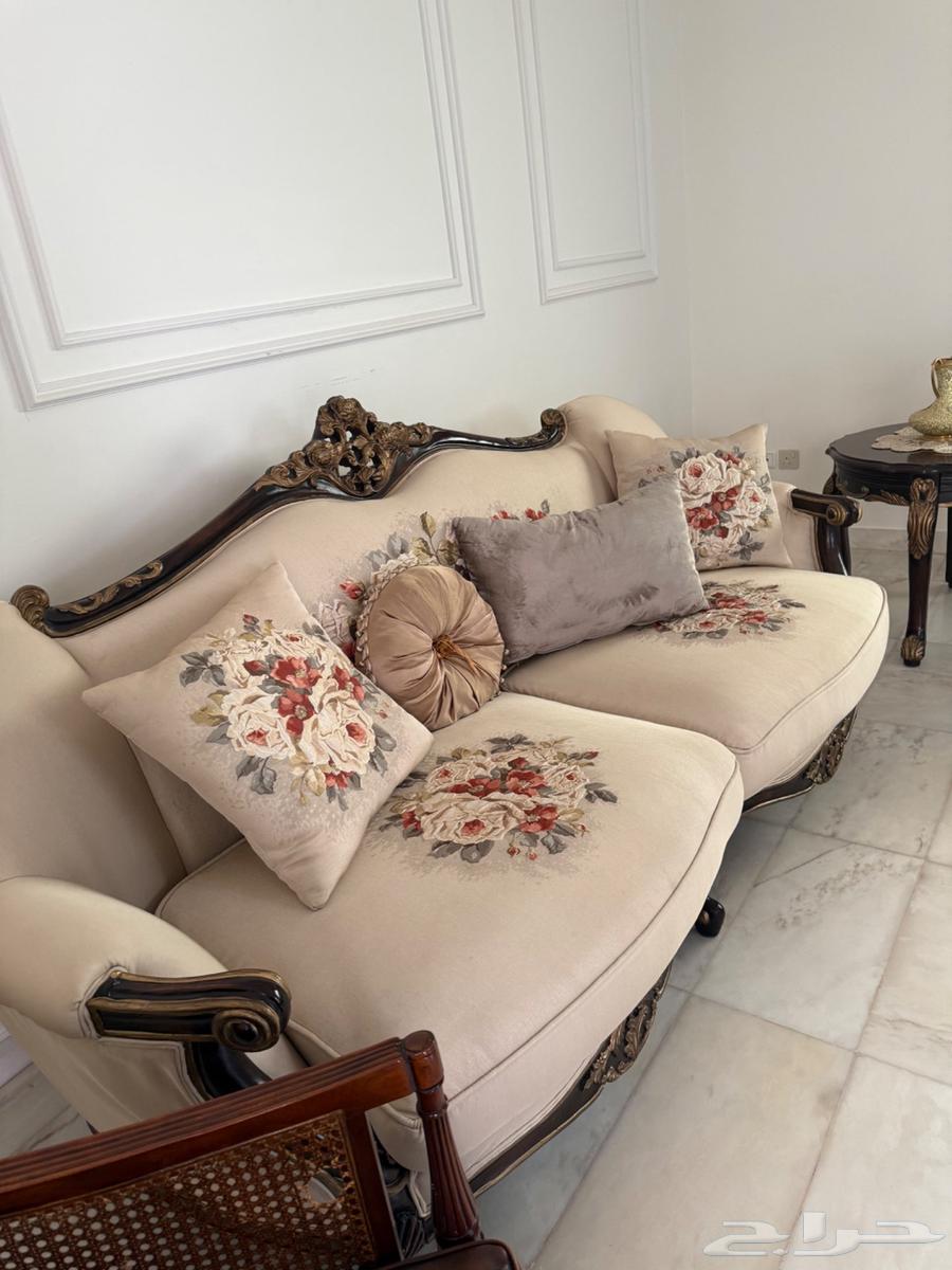 طقم كنب بحالة ممتازة تم شراؤه من مفروشات العامربمبلغ 15 الف64556342560131111