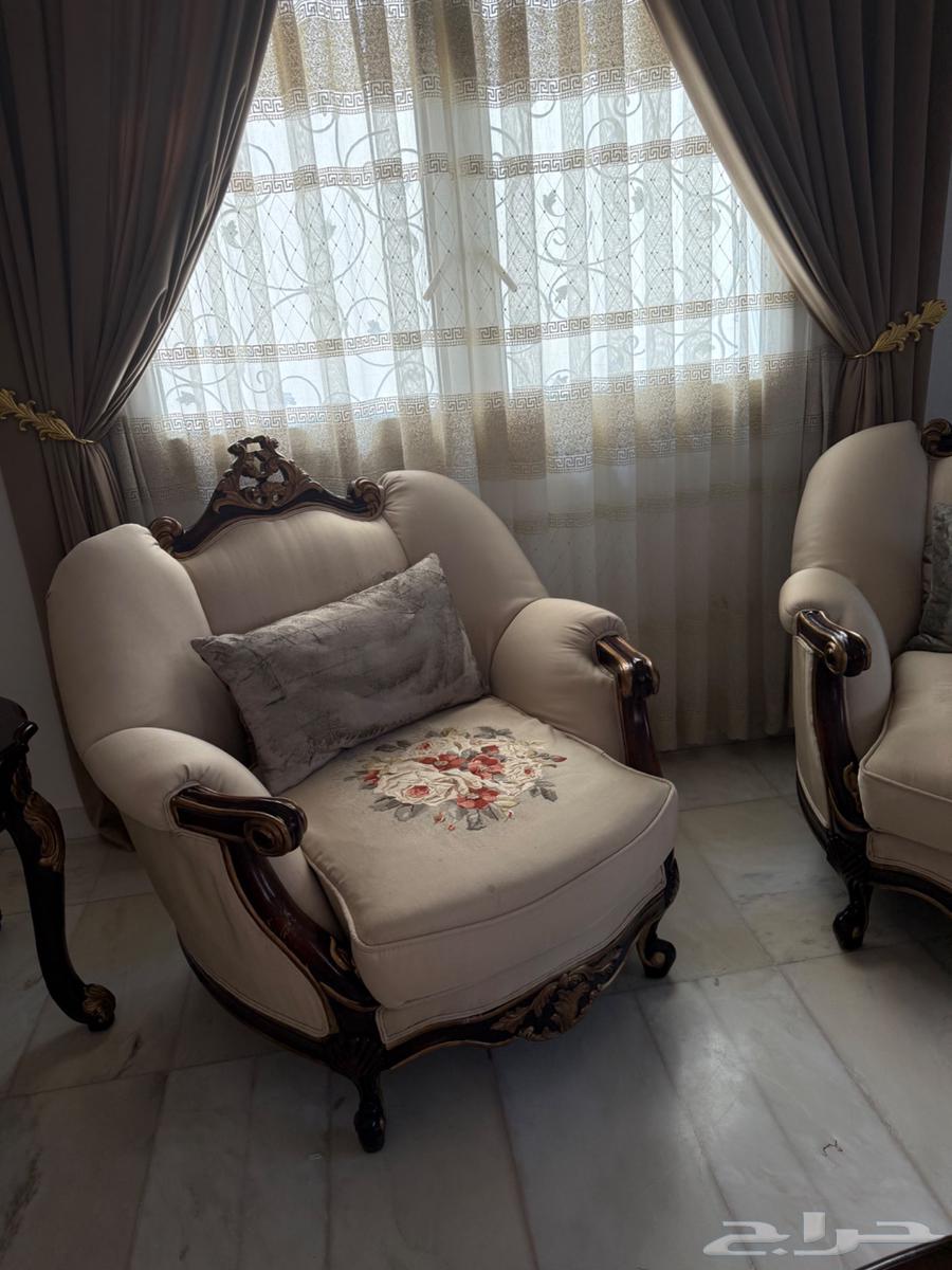 طقم كنب بحالة ممتازة تم شراؤه من مفروشات العامربمبلغ 15 الف64556342560131110