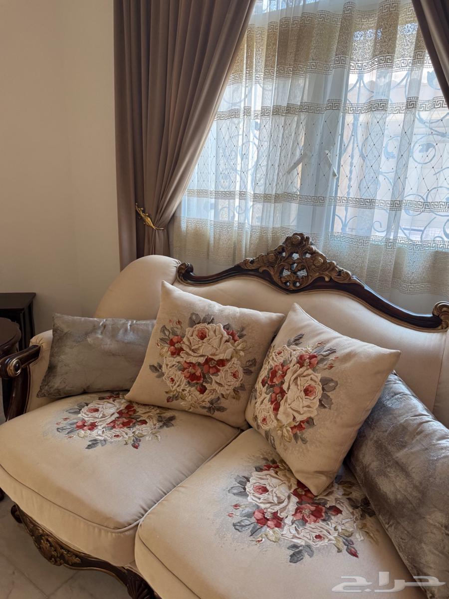 طقم كنب بحالة ممتازة تم شراؤه من مفروشات العامربمبلغ 15 الف64556342560131112