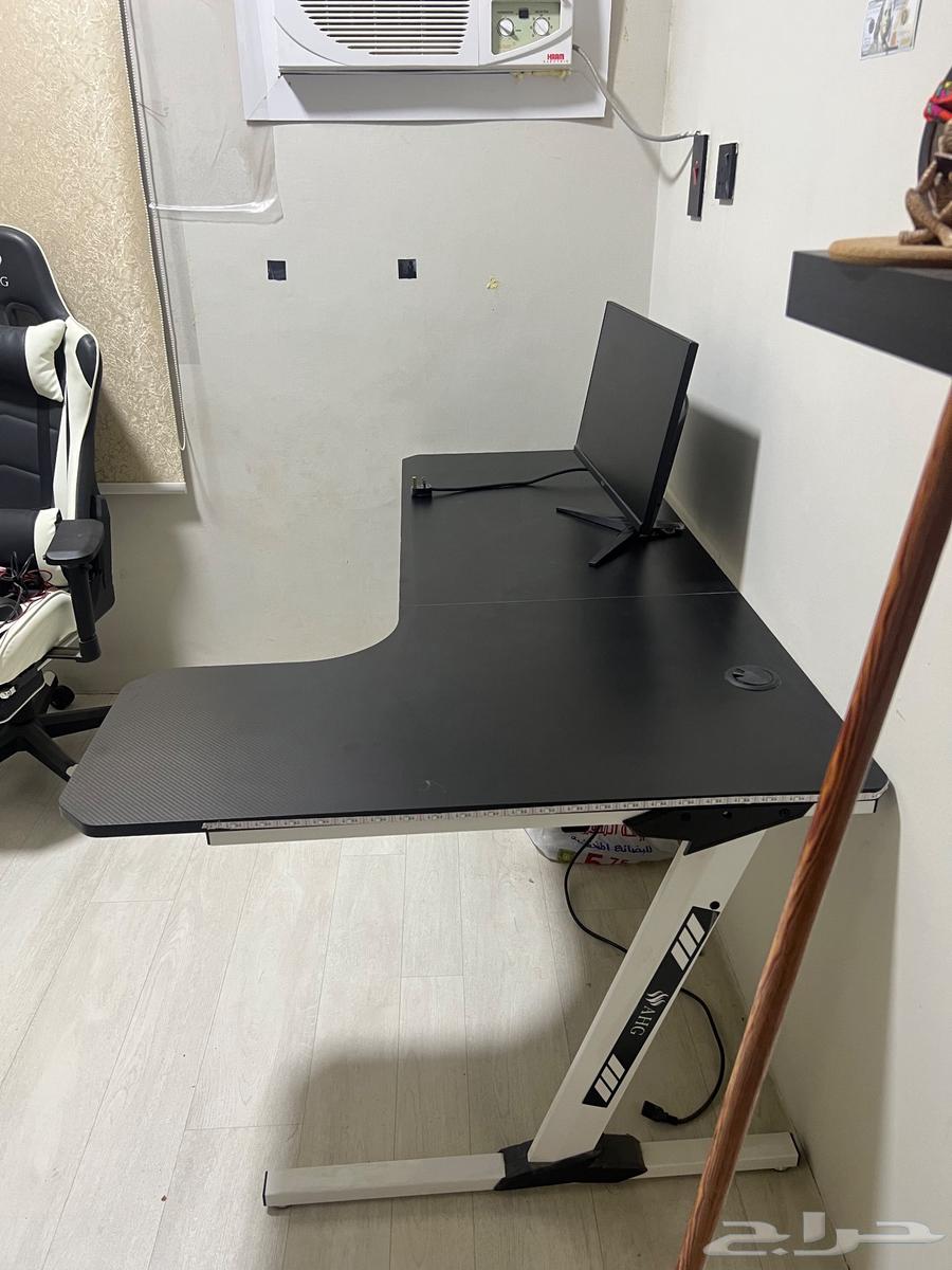 Gaming Chair and Table with Screen64560276777219114