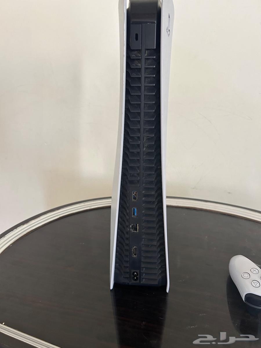 Sony 5 used in good condition with one hand and operating cables64554314645889111