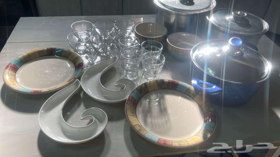 كنب وطاولة تلفزيون وقدور وأطباق64558280415491113