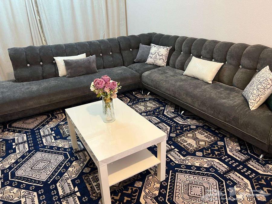 كنب وطاولة تلفزيون وقدور وأطباق64558280415491110