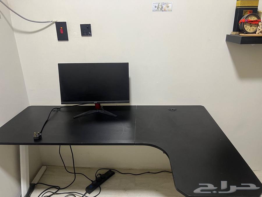 Gaming Chair and Table with Screen64560276777219113