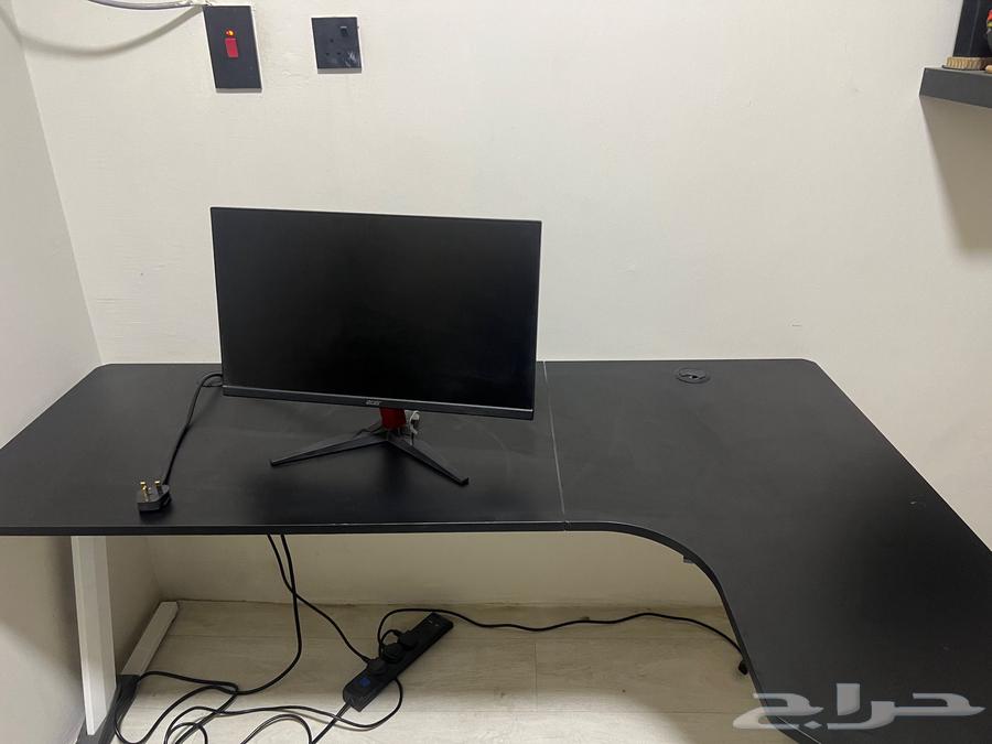 Gaming Chair and Table with Screen64560276777219110