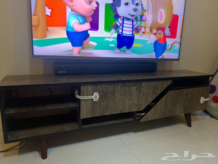 طاولة تلفزيون نظيفة جدا64562894965763110