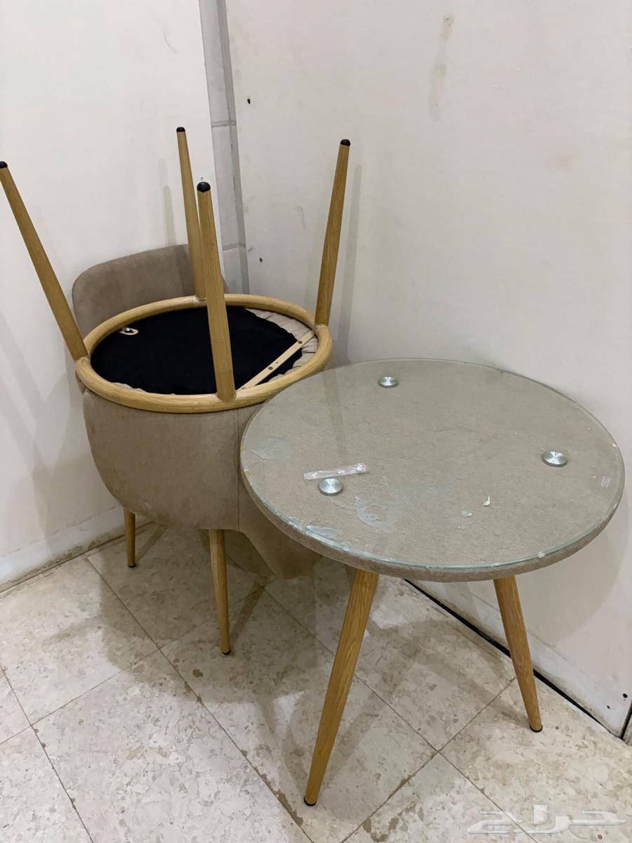 Table and chairs64570244280065111