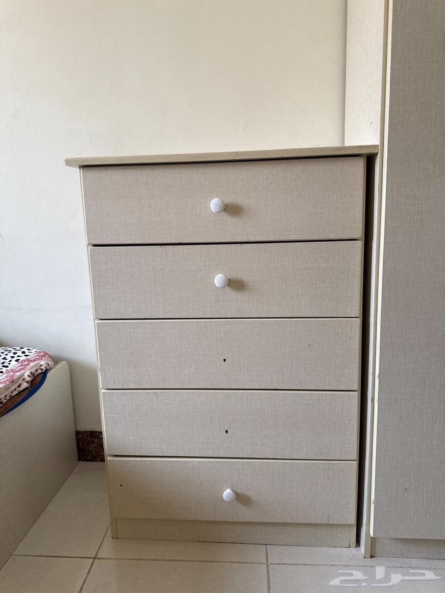 غرفه نوم صغيره حاله جيدة جدا64566258543875111