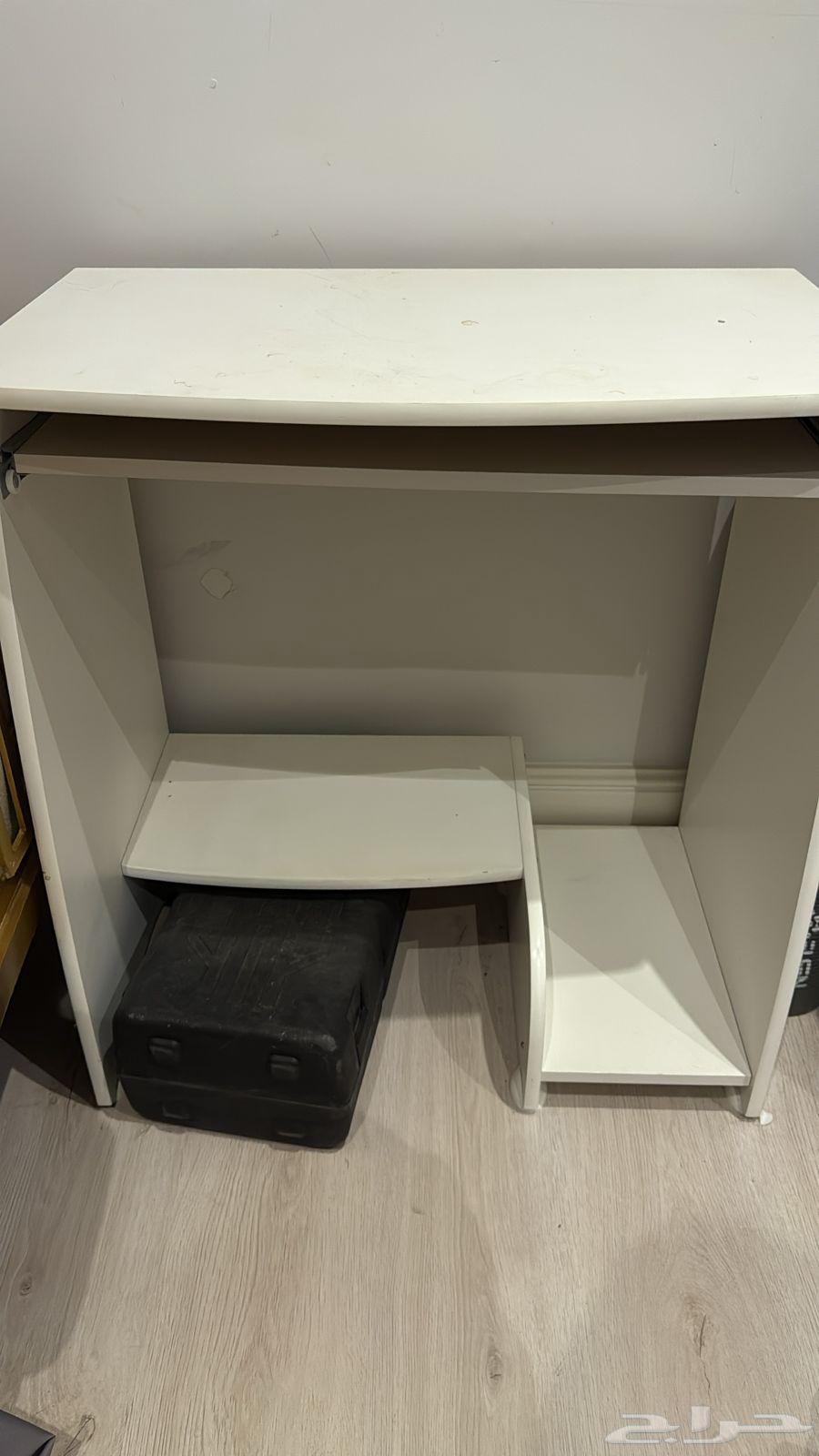 للتنازل كنب وطاولة مكتب او قيمنق صغيرة64569657729282114