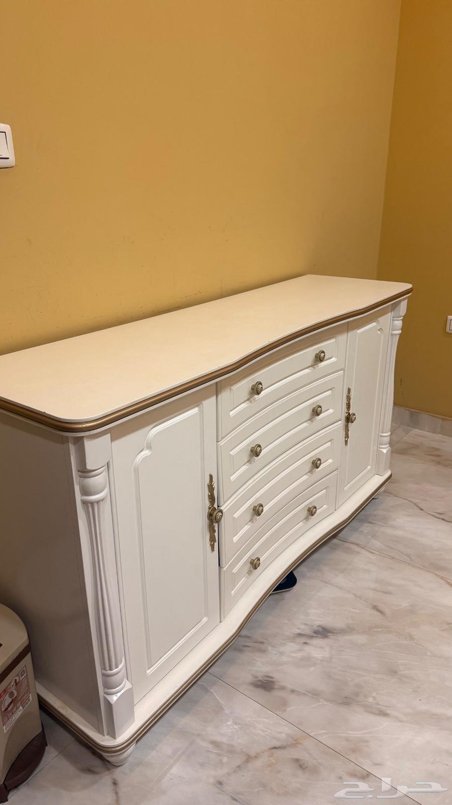 طاولة طعام مع كراسي وخزانة64565787091331110