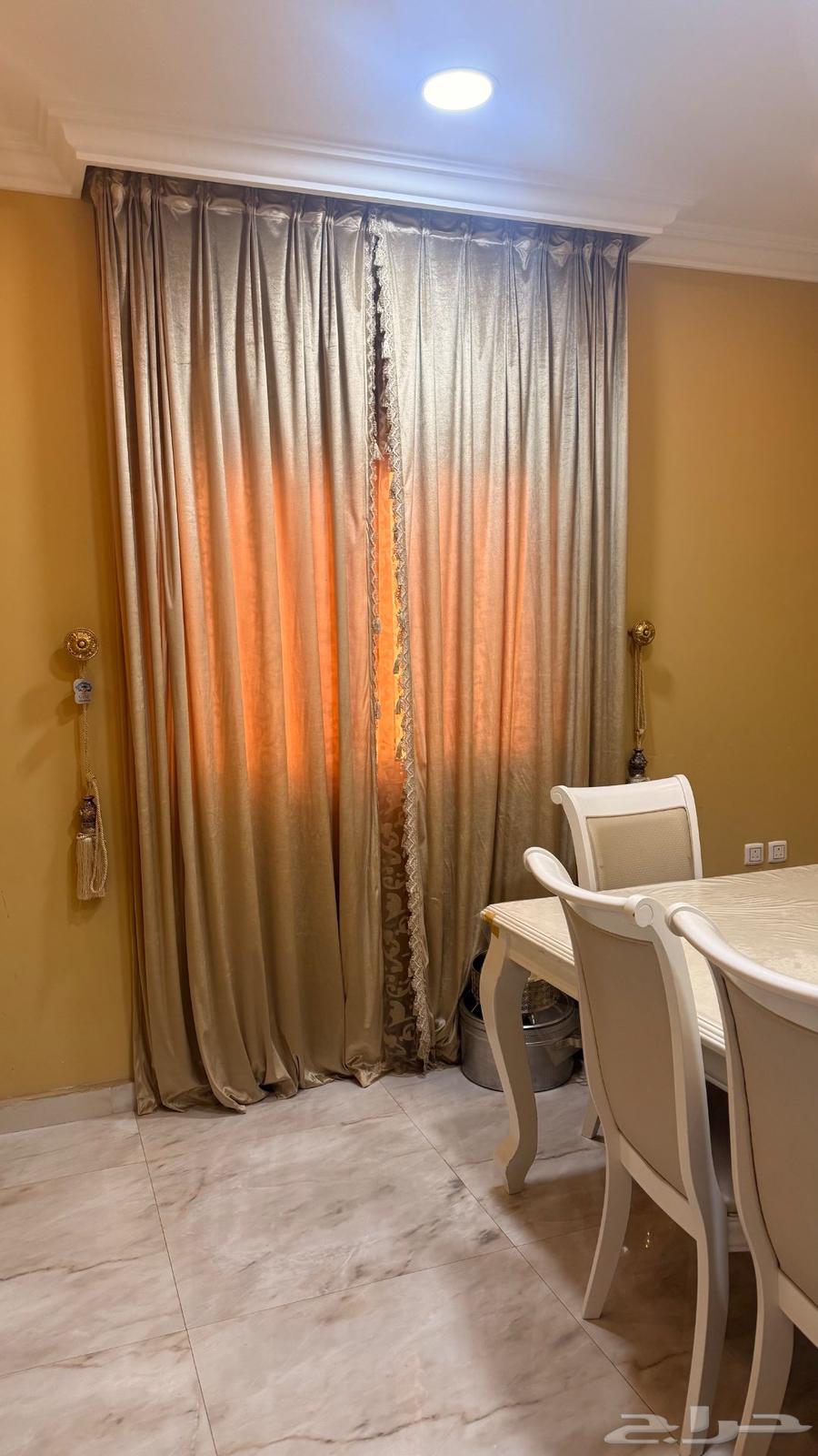 طاولة طعام مع كراسي وخزانة64565787091331112