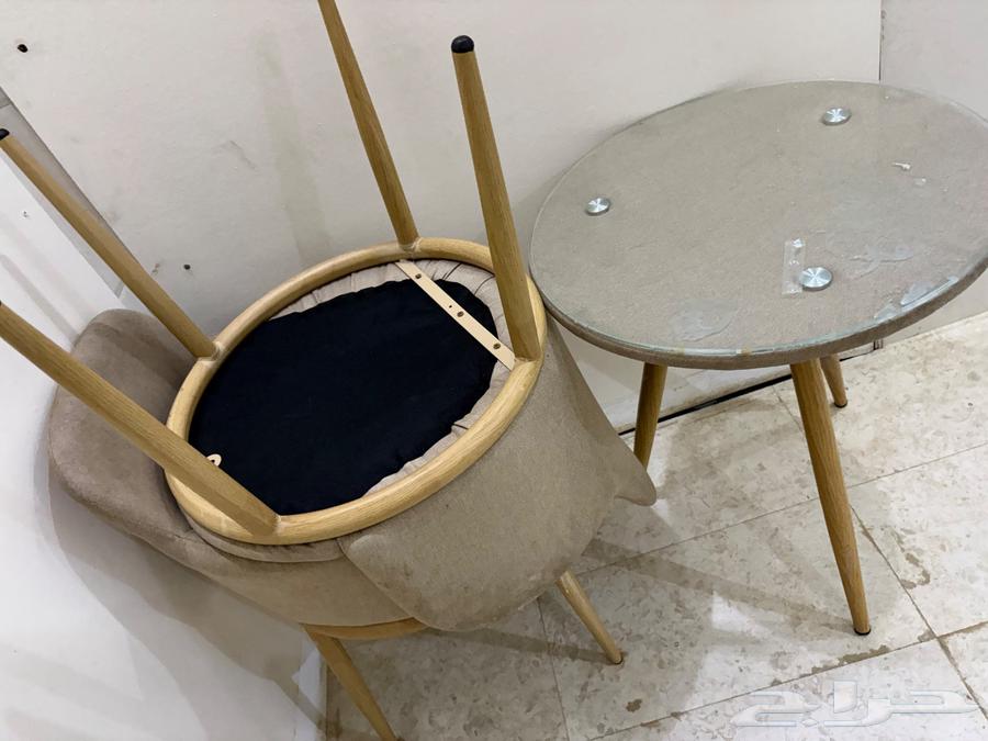 Table and chairs64570244280065110