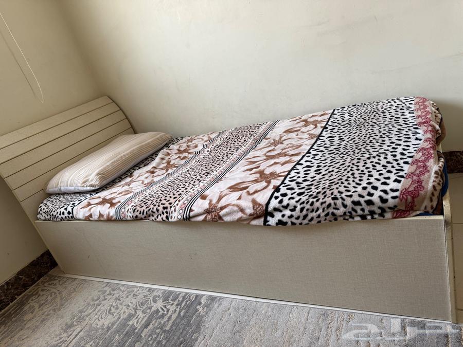 غرفه نوم صغيره حاله جيدة جدا64566258543875110