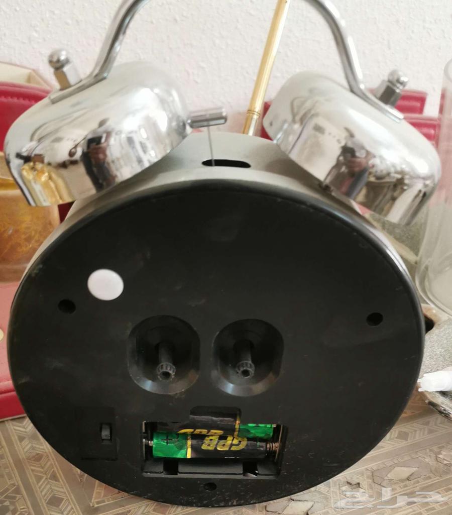 An antique-style alarm clock64574887923586111