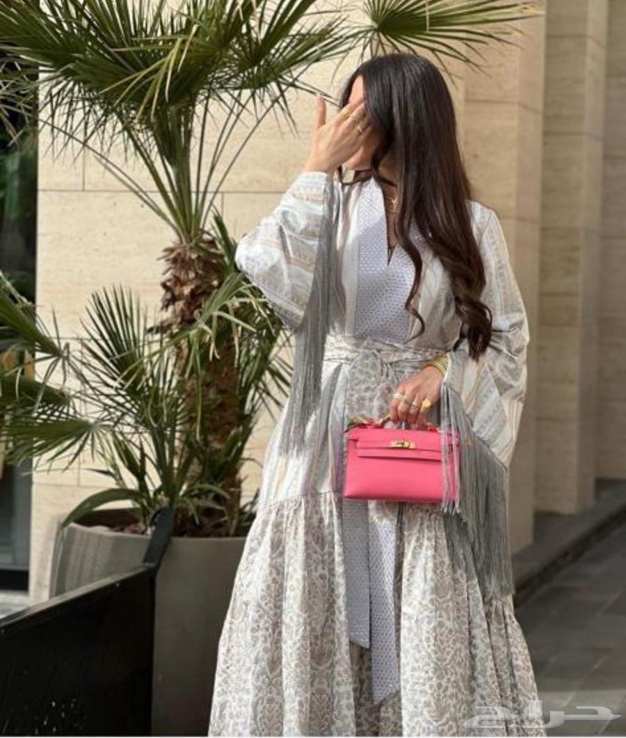 فستان بتطريز فضي و ذهبي من مصممه كويتية64573151021827111