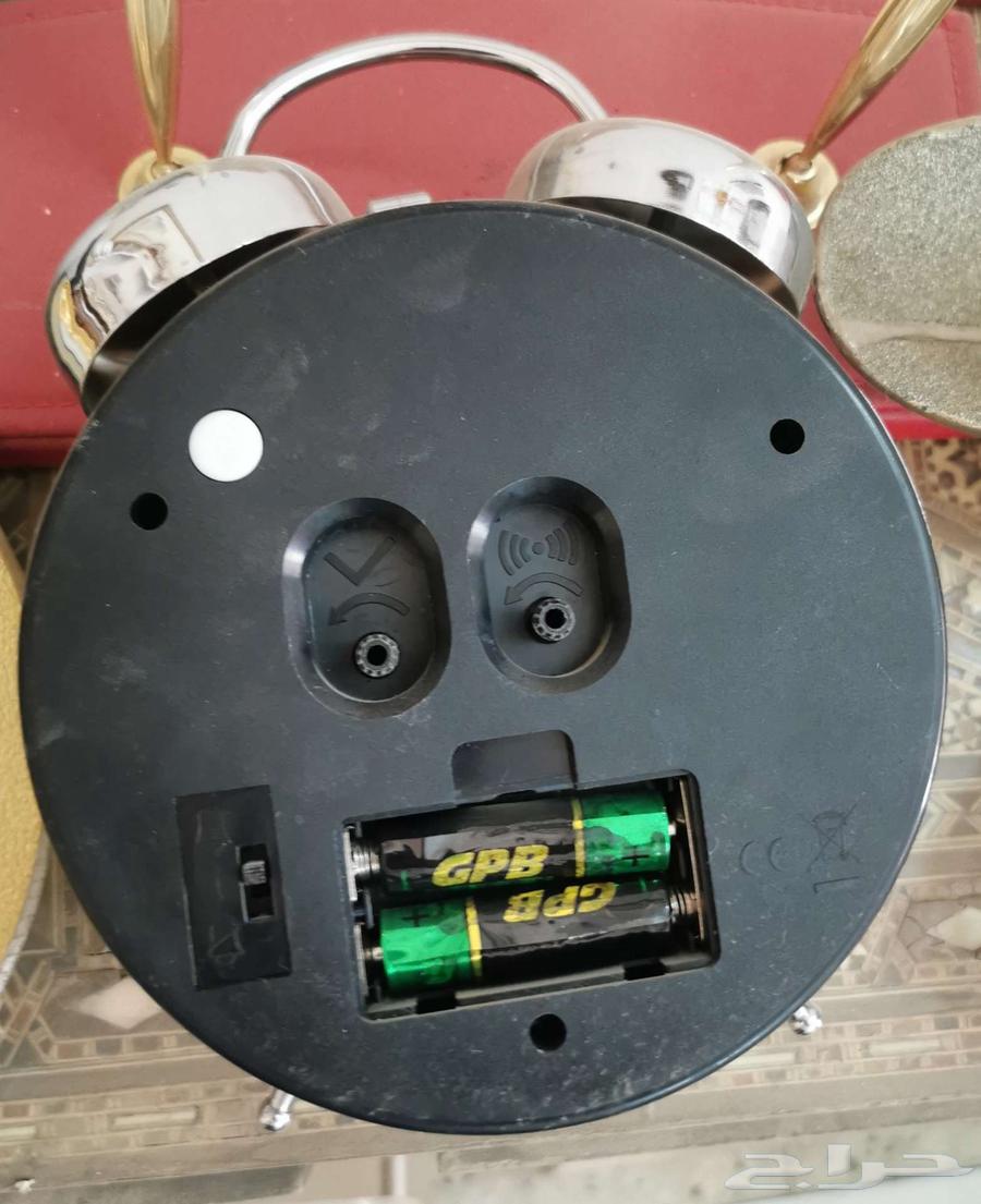 An antique-style alarm clock64574887923586112