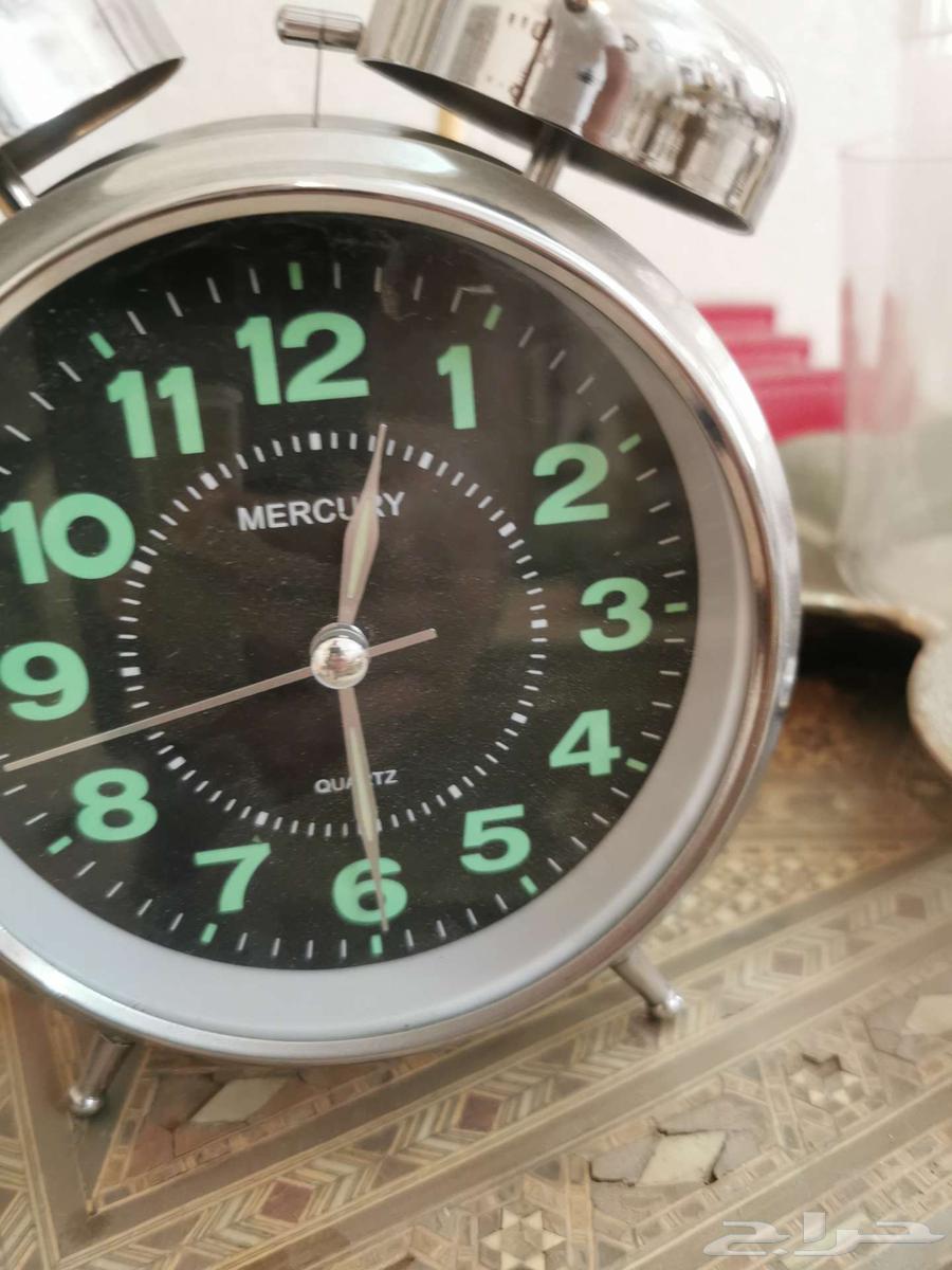 An antique-style alarm clock64574887923586113