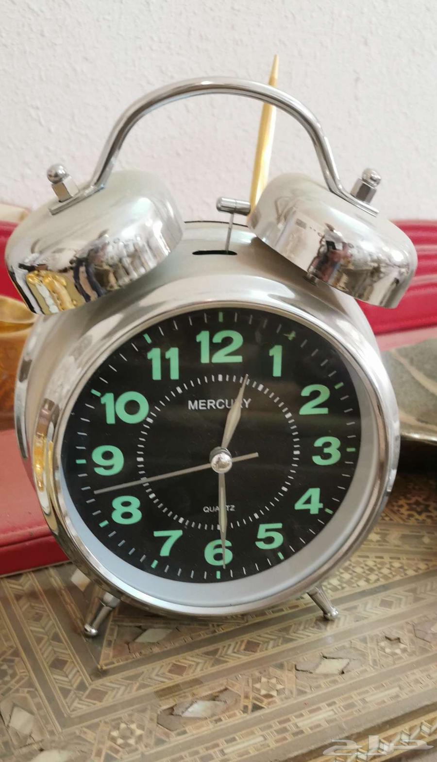 An antique-style alarm clock64574887923586110