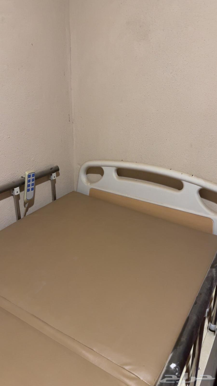 سرير مستشفى كهربائي وكرسي احتياجات خاصة64577712853763110