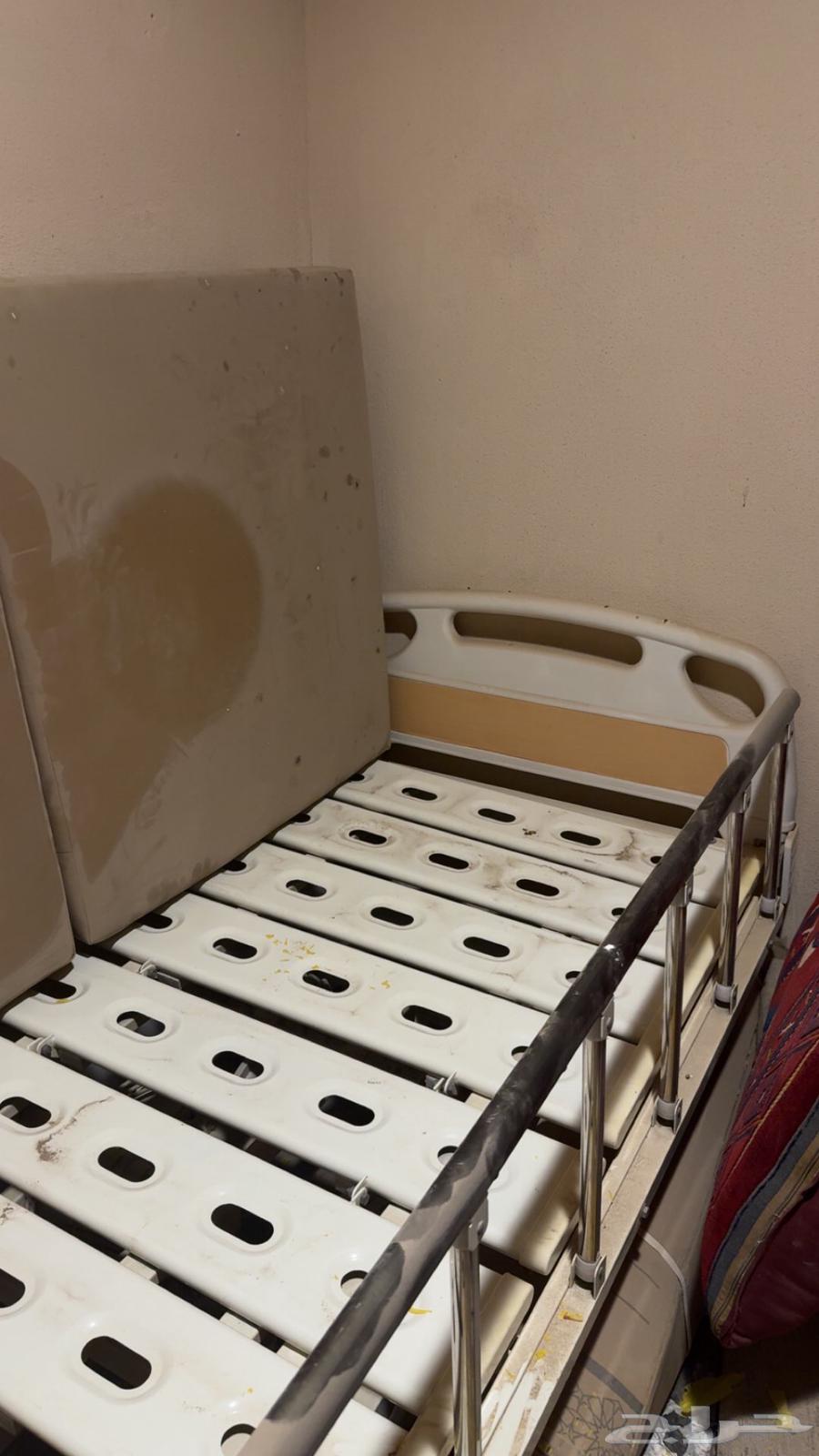 سرير مستشفى كهربائي وكرسي احتياجات خاصة64577712853763111