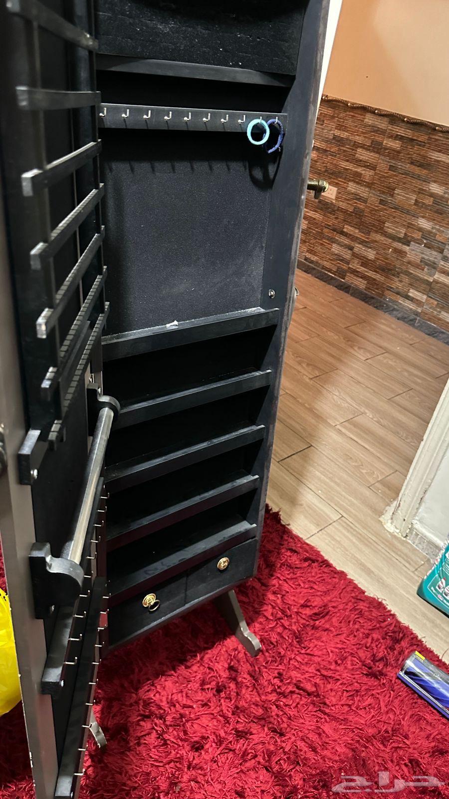 مرايا بخزانة اكسسوارات64580006357635113