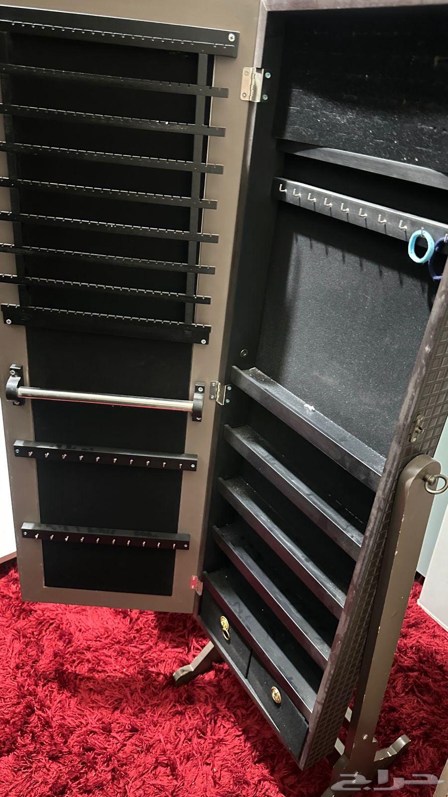 مرايا بخزانة اكسسوارات64580006357635112