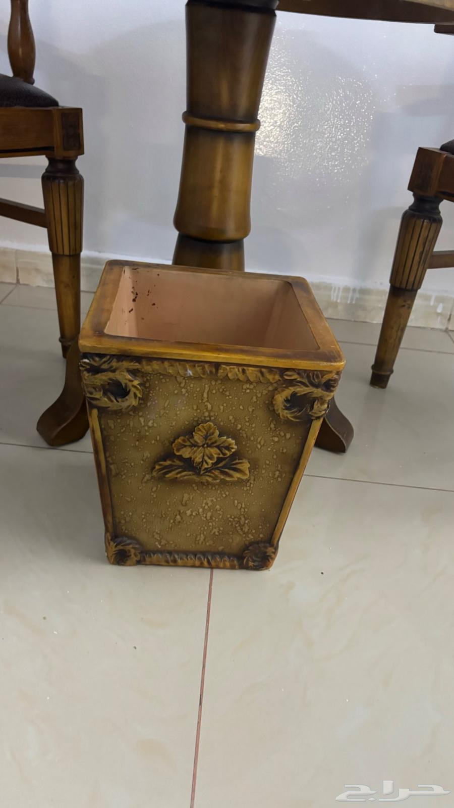 Two chairs and table entrance with trash can set and napkin holder64574481078402114