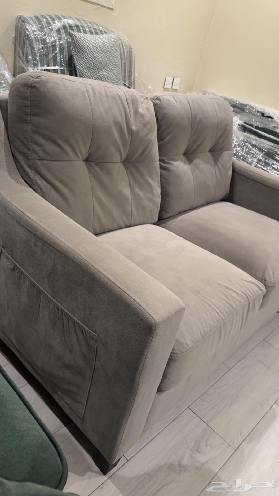 عندي كنبين شبه جديده للبيع ب 70064576255676929111