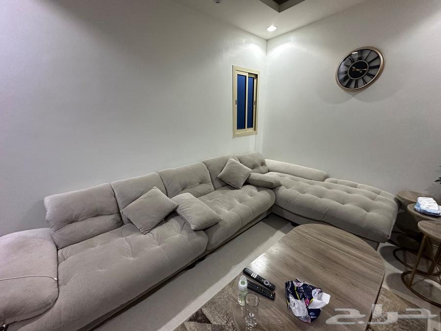 كنب بيج للبيع استخدام قليل مقاس 3 م في 2 عالسوم64575182216834110