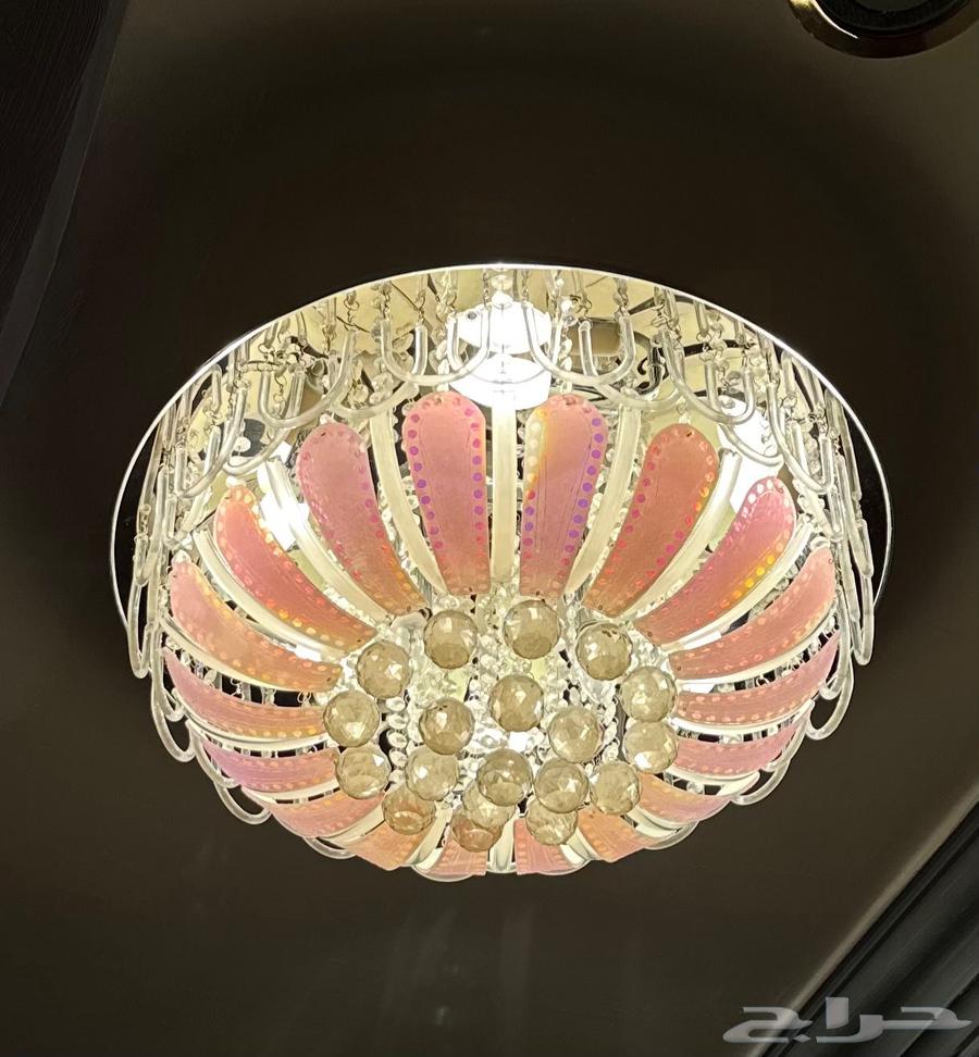 طاولة طعام و ثريا للبيع64578257111297110