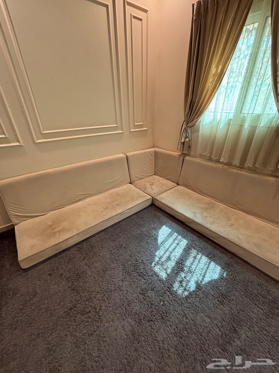 للبيع جلسة ارضية بحي الياسمين64582896143874111