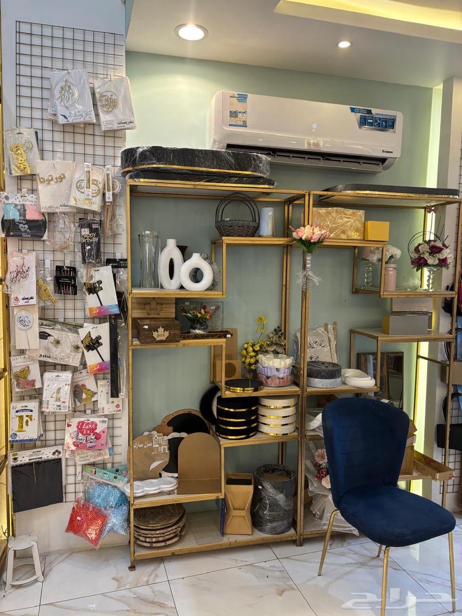 البضاعه للبيع محل ورد وهدايا64583725277058111