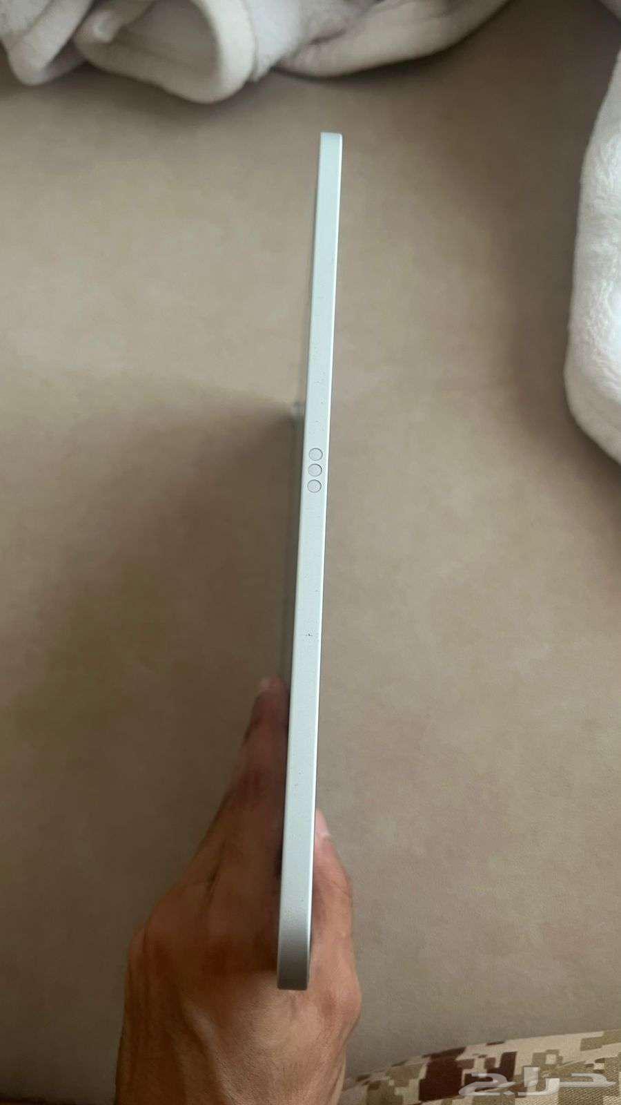 ايباد الجيل العاشر 64 قيقا مكسورة شاشته يعمل بدون اي مشاكل64581470303873110