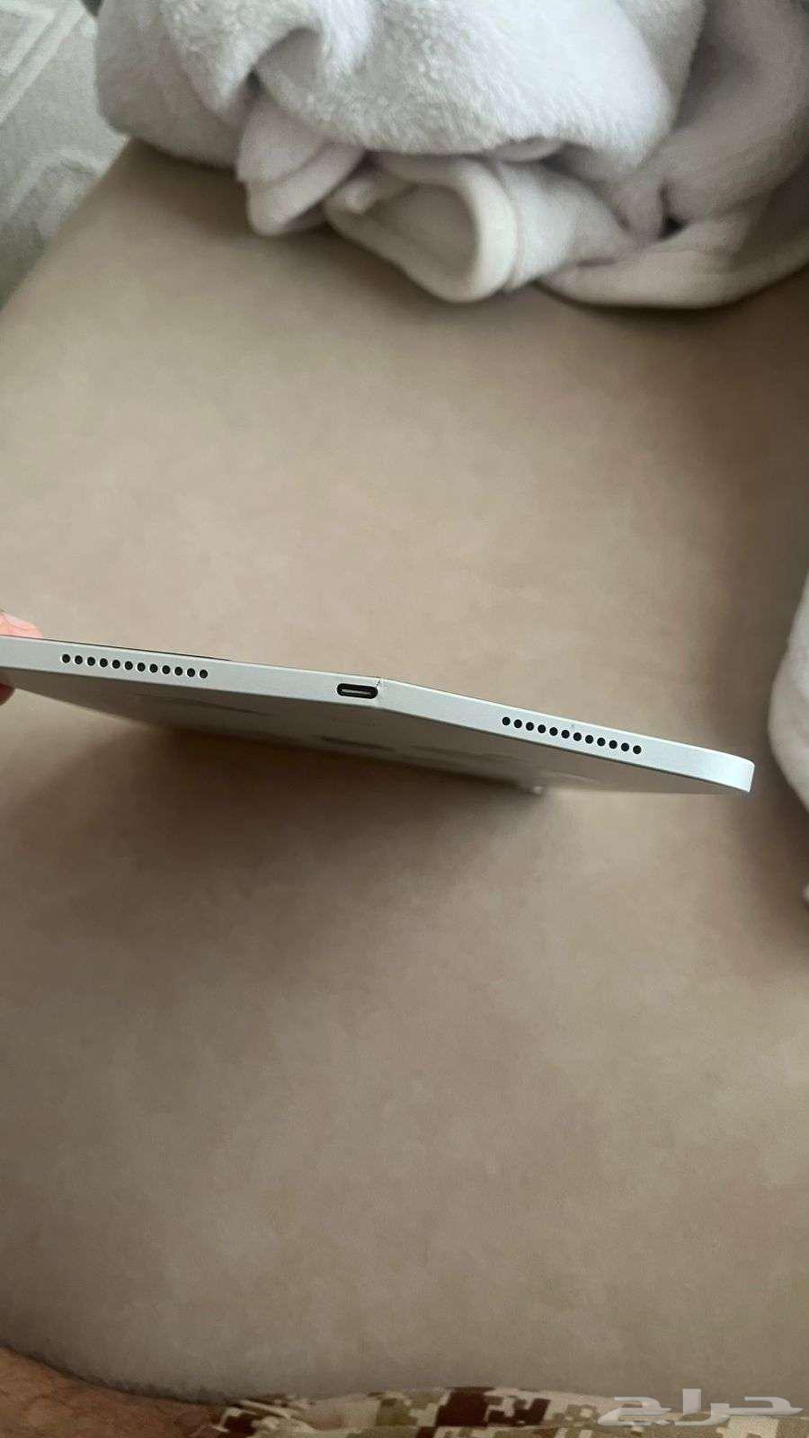 ايباد الجيل العاشر 64 قيقا مكسورة شاشته يعمل بدون اي مشاكل64581470303873113