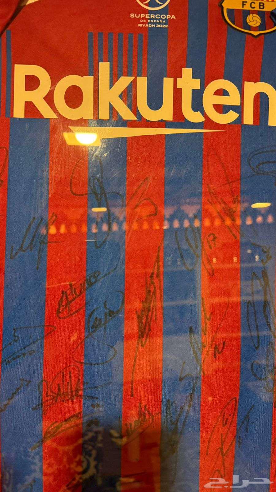 قميص نادي برشلونة بتوقيع نجومه خلال الموسم الماضي64586799672963111