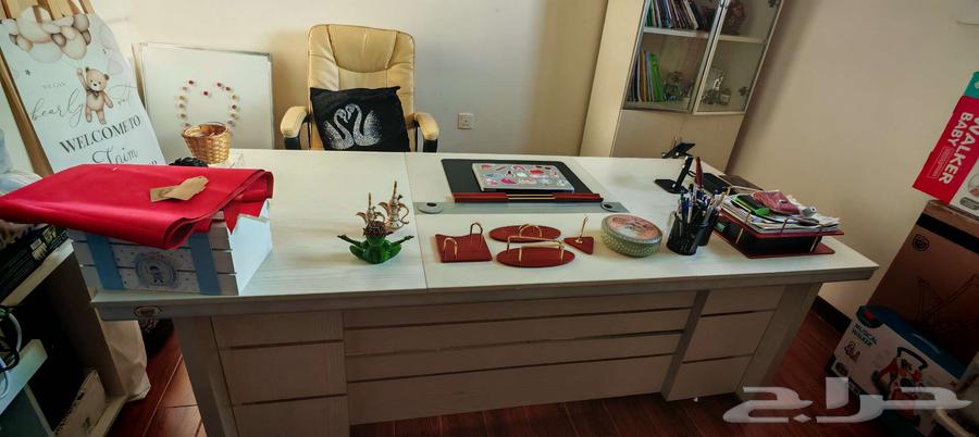 طقم مكتبي فاخر بلون بيج   كرسي هدية64589005604737110