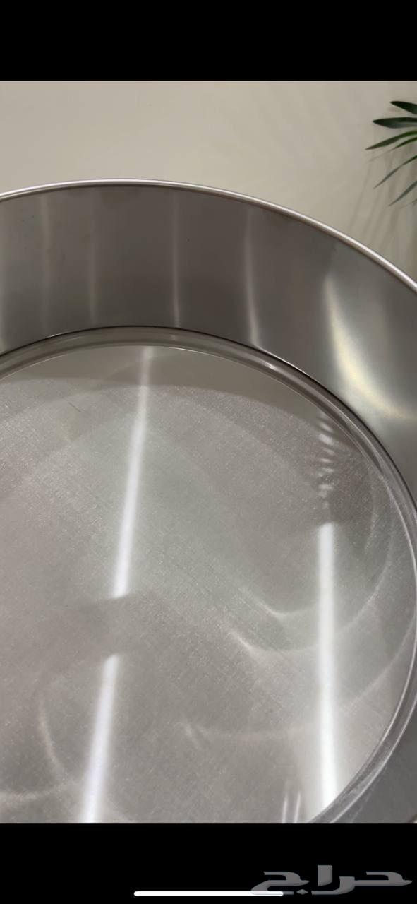 An electric device for sifting henna, sidr, and herbs64596956365825113