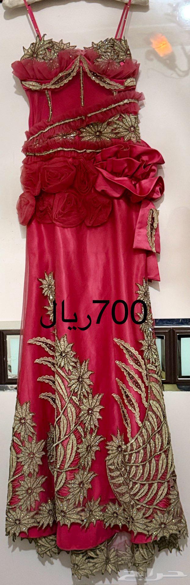 مجموعة فساتين مستعملة للبيع64591670947842114