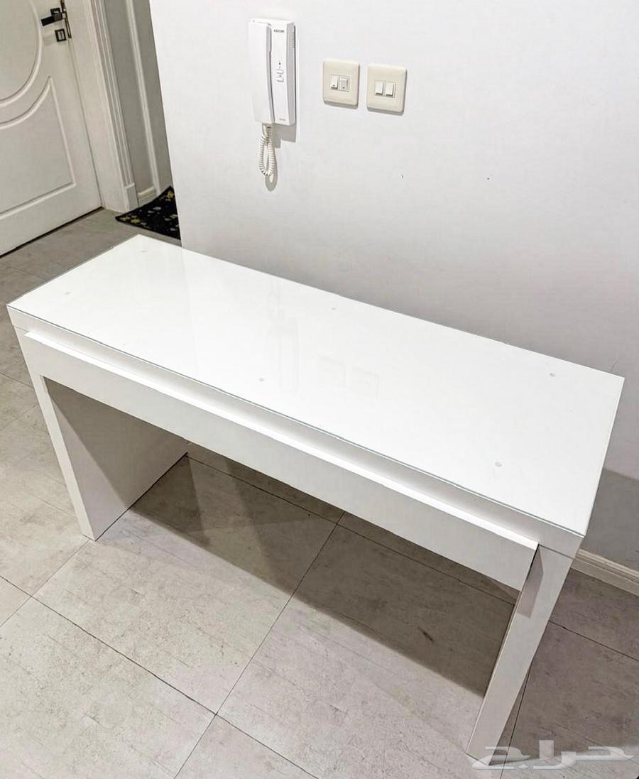 طاولة من ايكيا A dressing table from IKEA64595771528067111