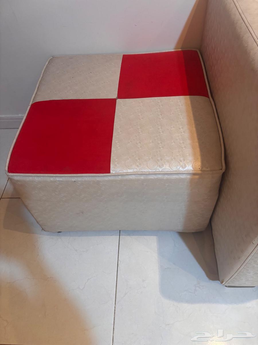 كنب مستعمل بحاله جيده بس في كنبه صغيره فيها خدوش64591828056705111