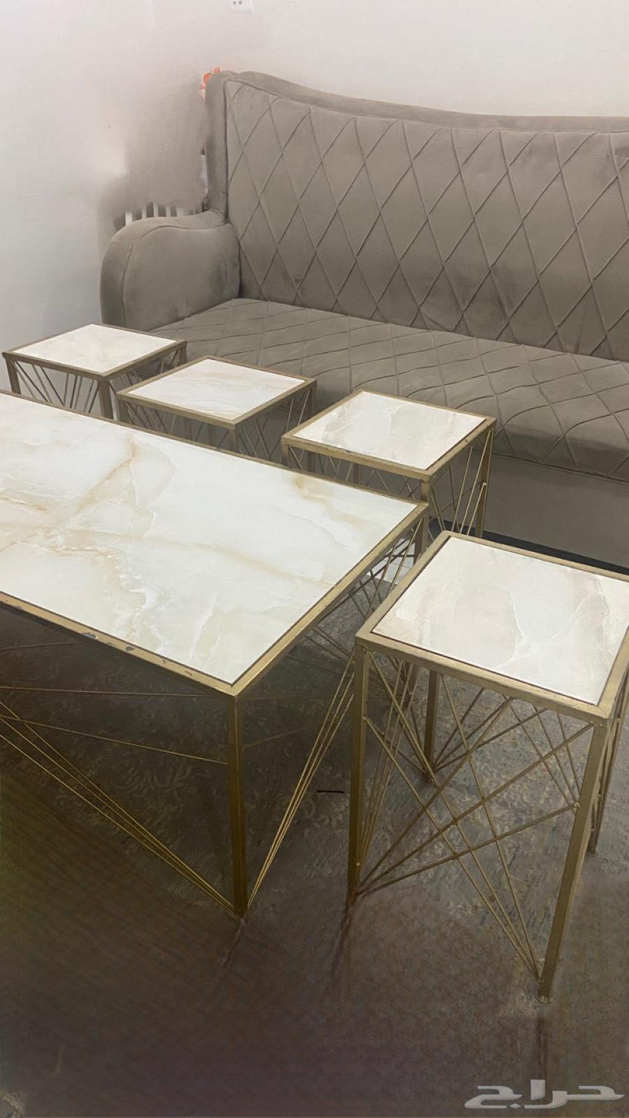 طاوله مع اربع طاولات خدمه وكنبه وحده64594356687619110