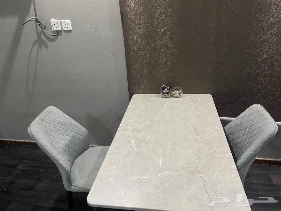 طاوله رخام شبه جديده للبيع شبه جديده64589438446850111