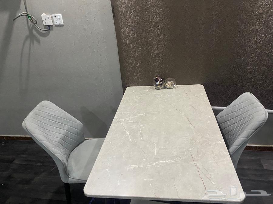 طاوله رخام شبه جديده للبيع شبه جديده64589438446850110