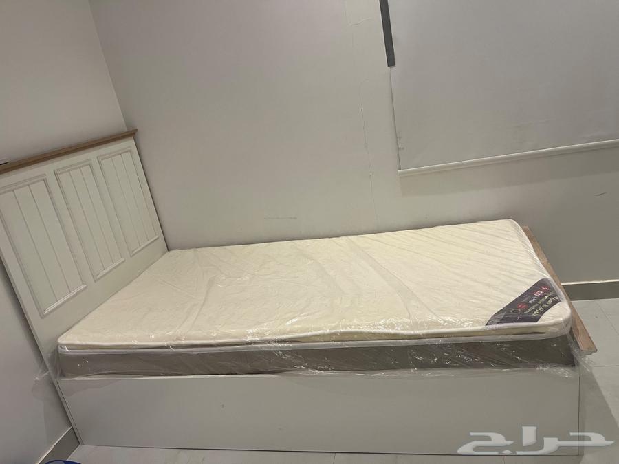 للبيع سرير مع مرتبه نفر ودولاب بحاله جديده64593313524483110