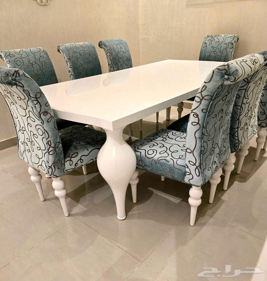 للبيع طاوله طعام جديده مع 8 كراسي من شركه ميداس64591670931073110