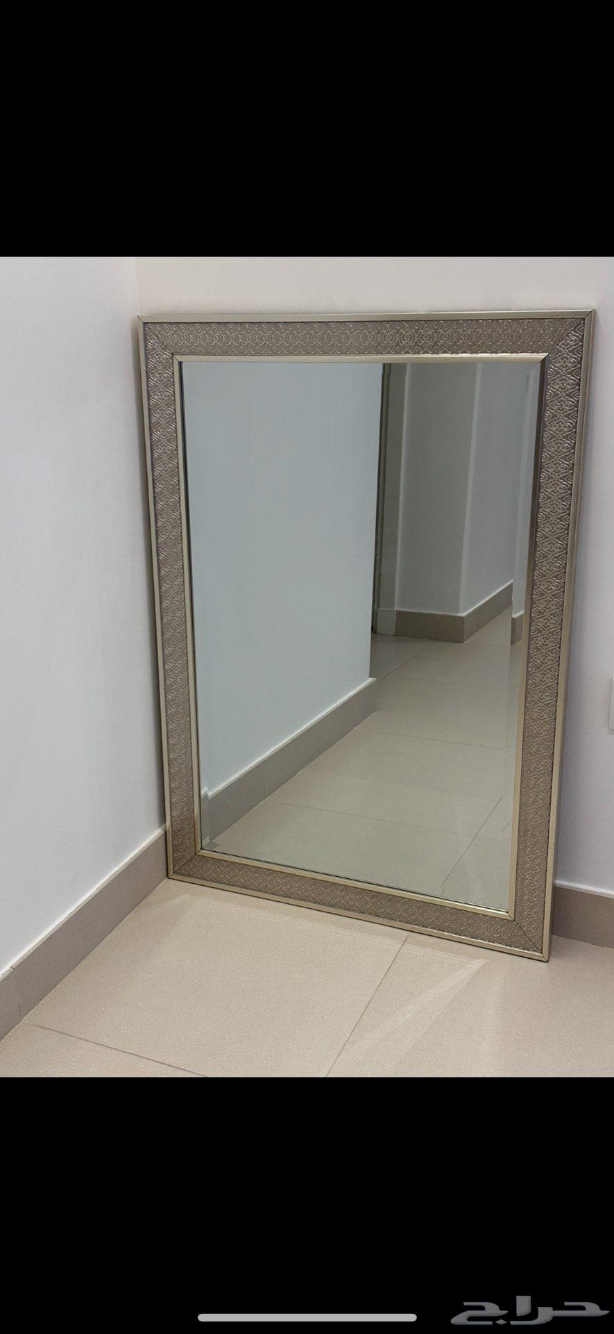 Mirrors and chandelier64464153561217111