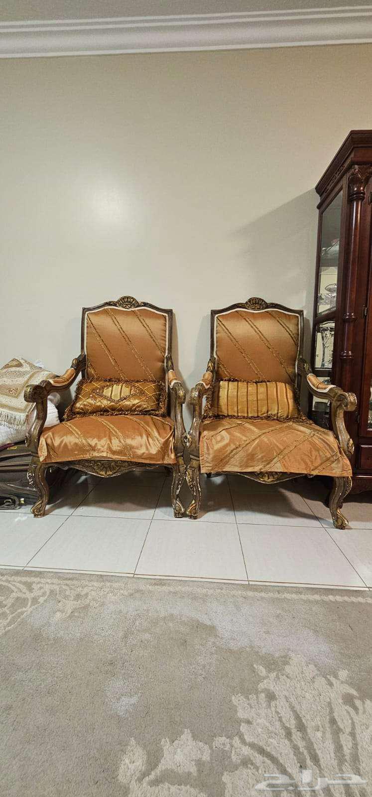 طقم كنب كلاسيكي ذهبي مع طاولة وكرسيين بحالة جيدة جد ا64614148339969111