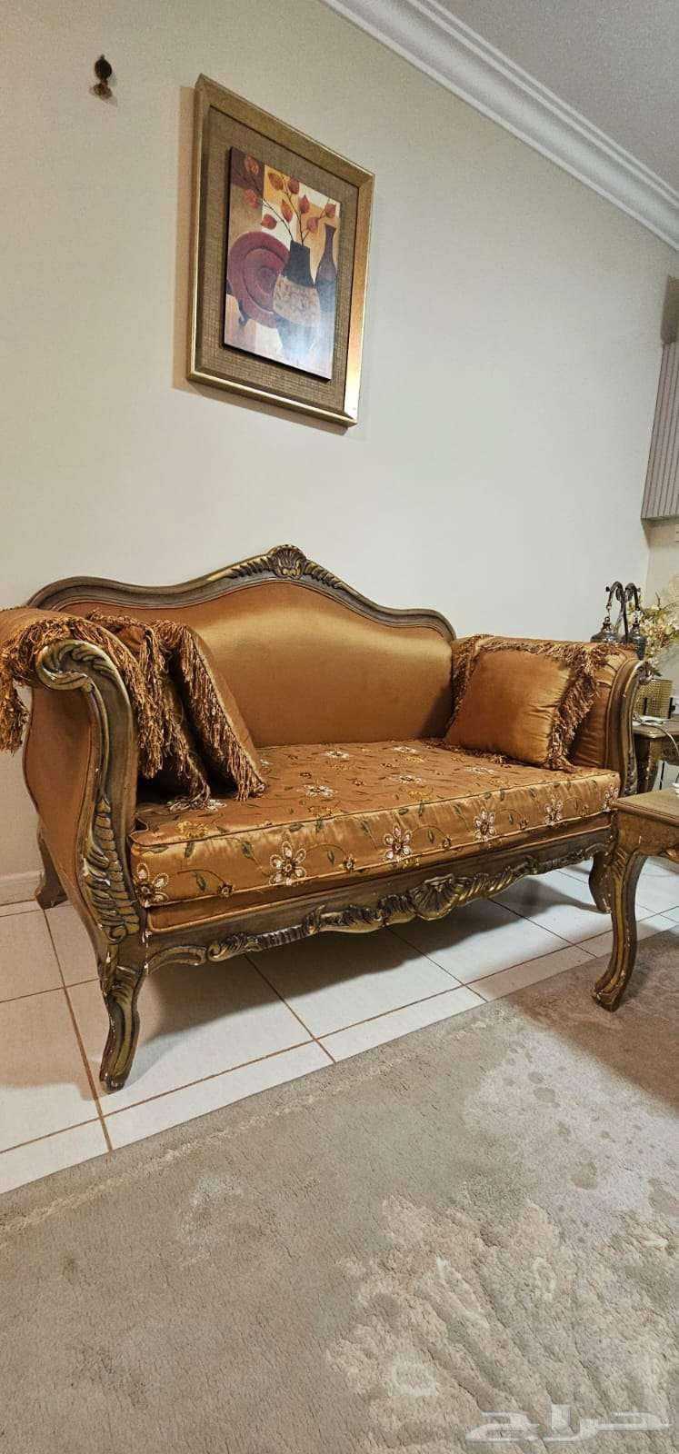 طقم كنب كلاسيكي ذهبي مع طاولة وكرسيين بحالة جيدة جد ا64614148339969114