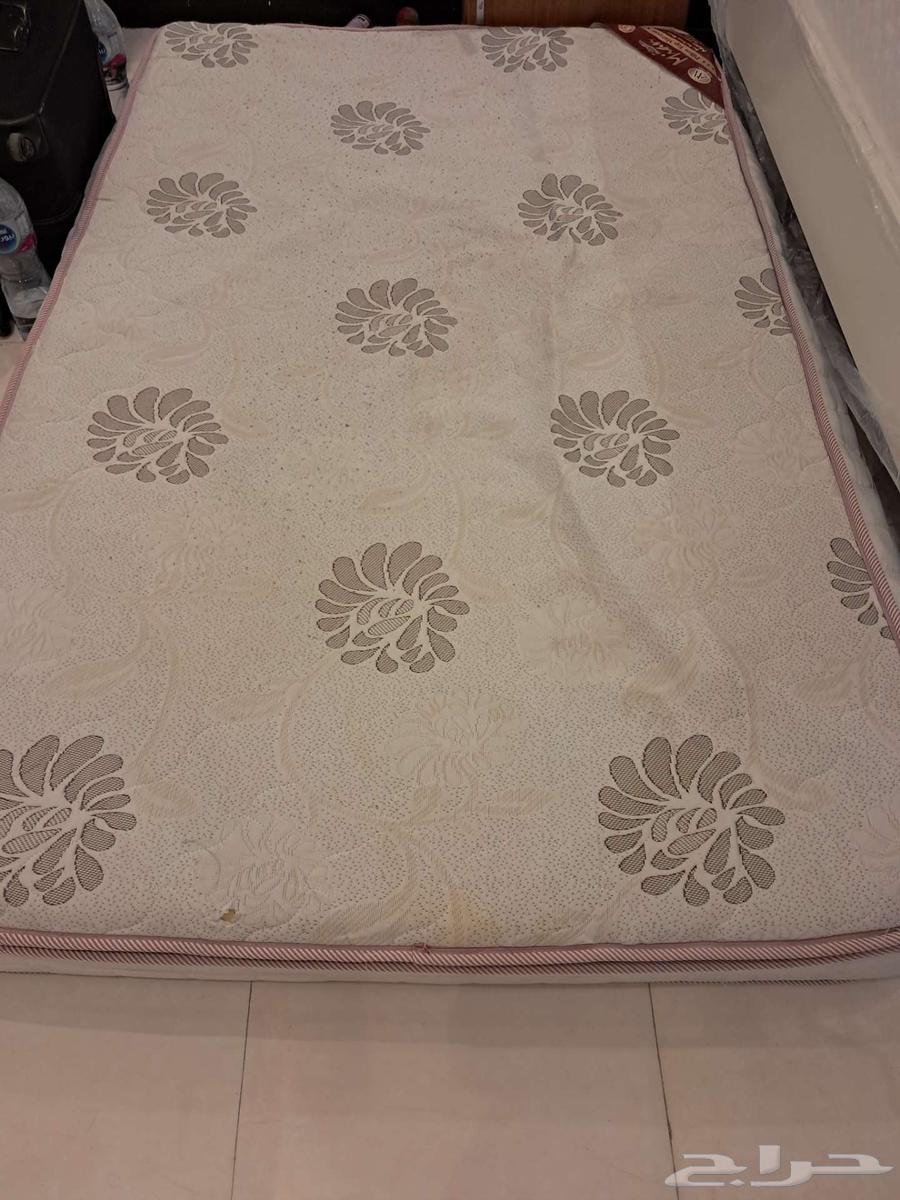 مرتبة سرير للبيع طبية بحالة جيدة نفر ونصف للبيع64609163417473110