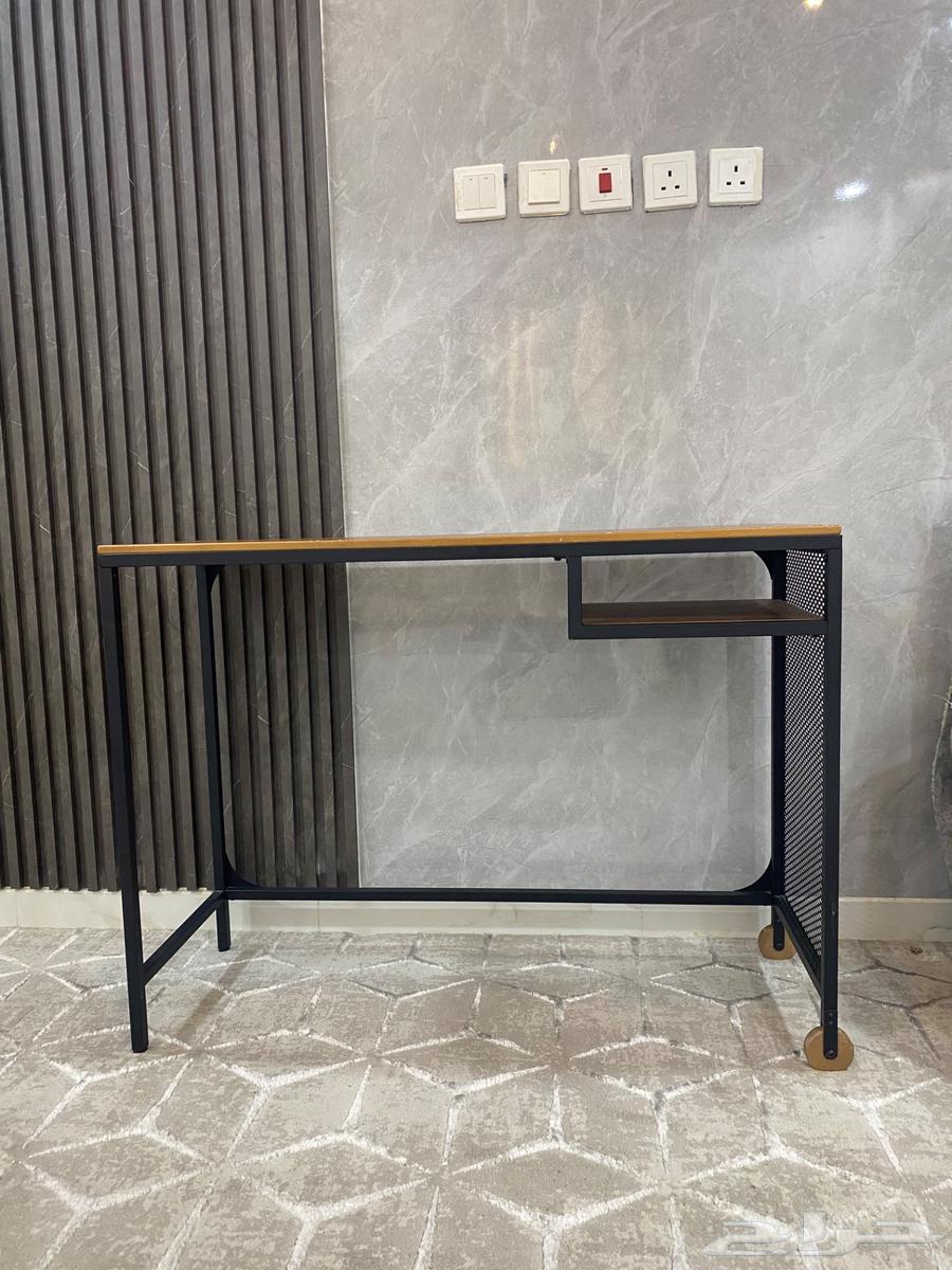 طاوله مكتبيه خشبيه نظيفه64613863567362110